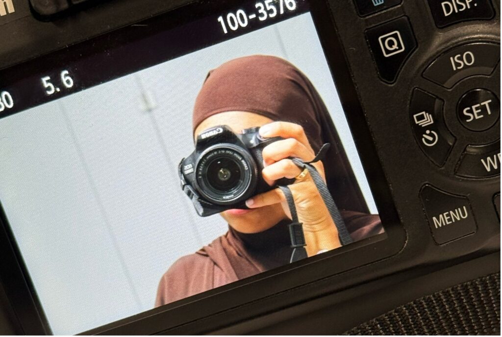 Amira met cameratoestel voor Foto & Video Skills